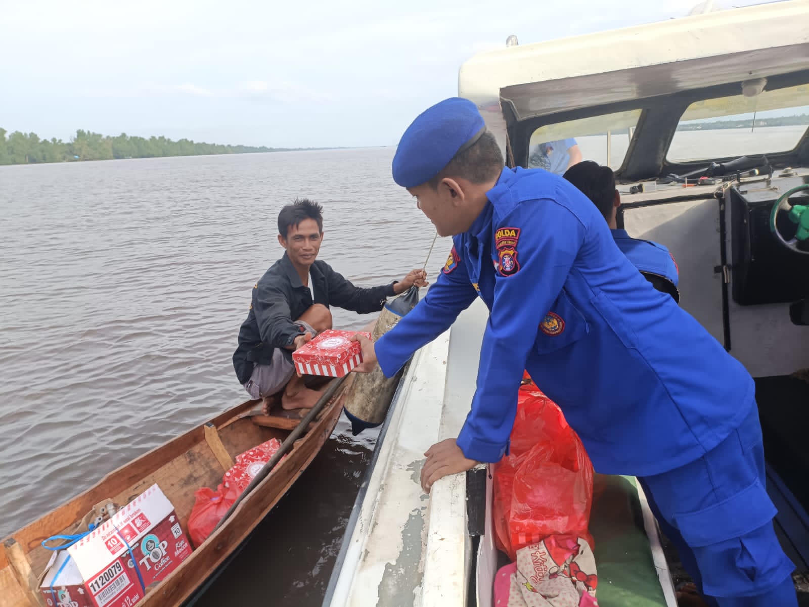 Berbagi Berkah, Ditpolairud Bagikan Takjil Gratis Kepada Masyarakat Samuda