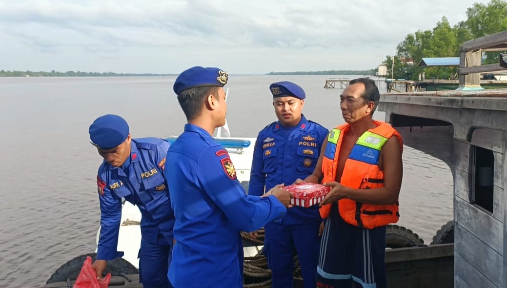 Berbagi Berkah, Ditpolairud Bagikan Takjil Gratis Kepada Masyarakat Samuda