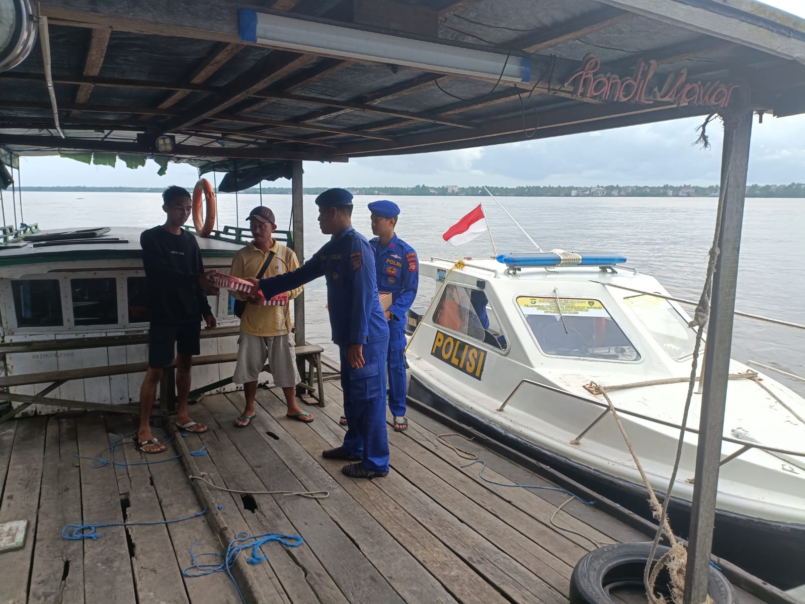 Berbagi Berkah, Ditpolairud Bagikan Takjil Gratis Kepada Masyarakat Samuda