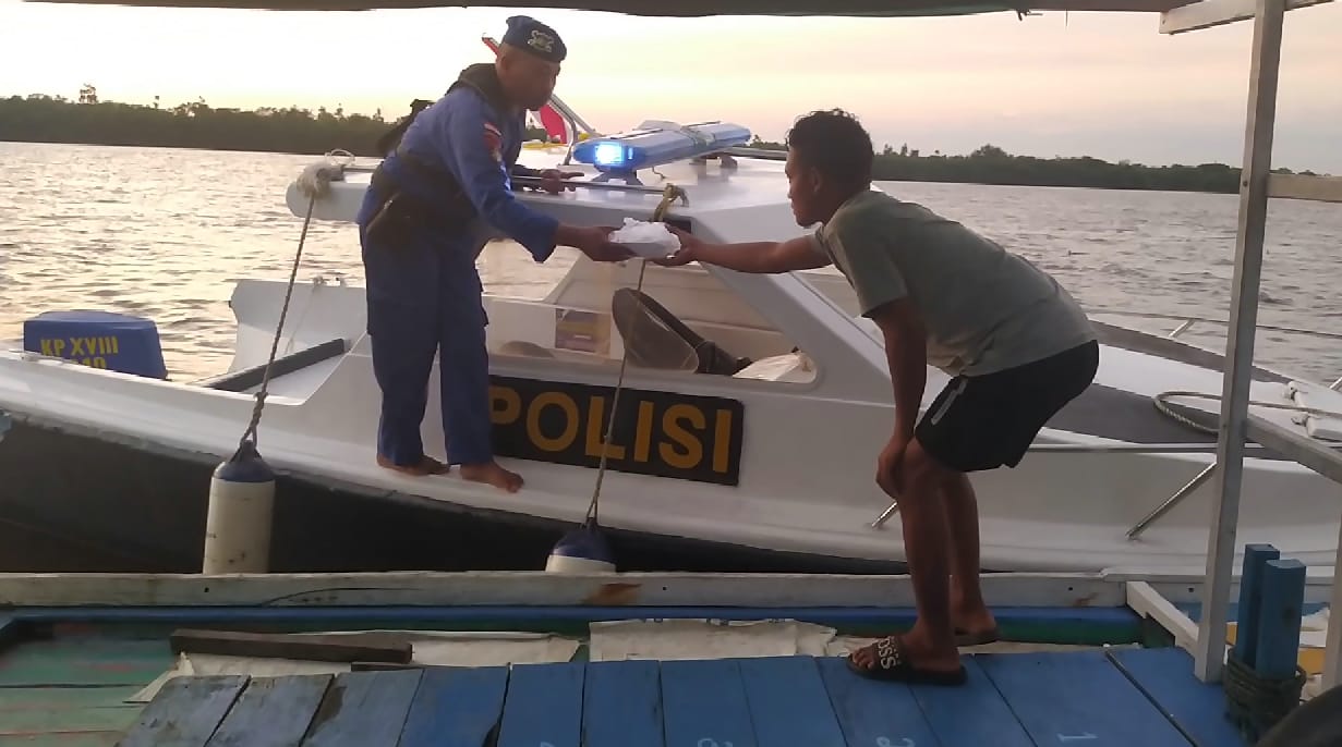 Rutin Pada Bulan Ramadhan, Ditpolairud Berbagi Takjil di Pesisir Das Arut