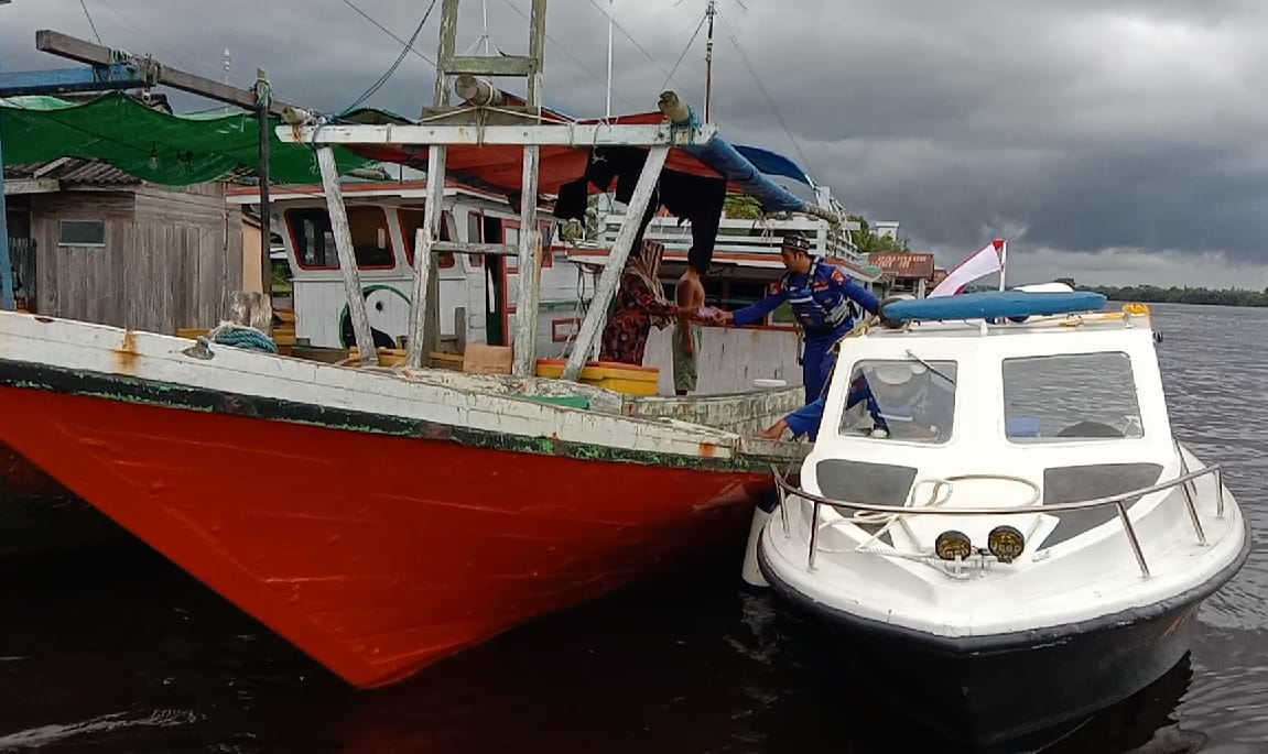 Rutin Pada Bulan Ramadhan, Ditpolairud Berbagi Takjil di Pesisir Das Arut