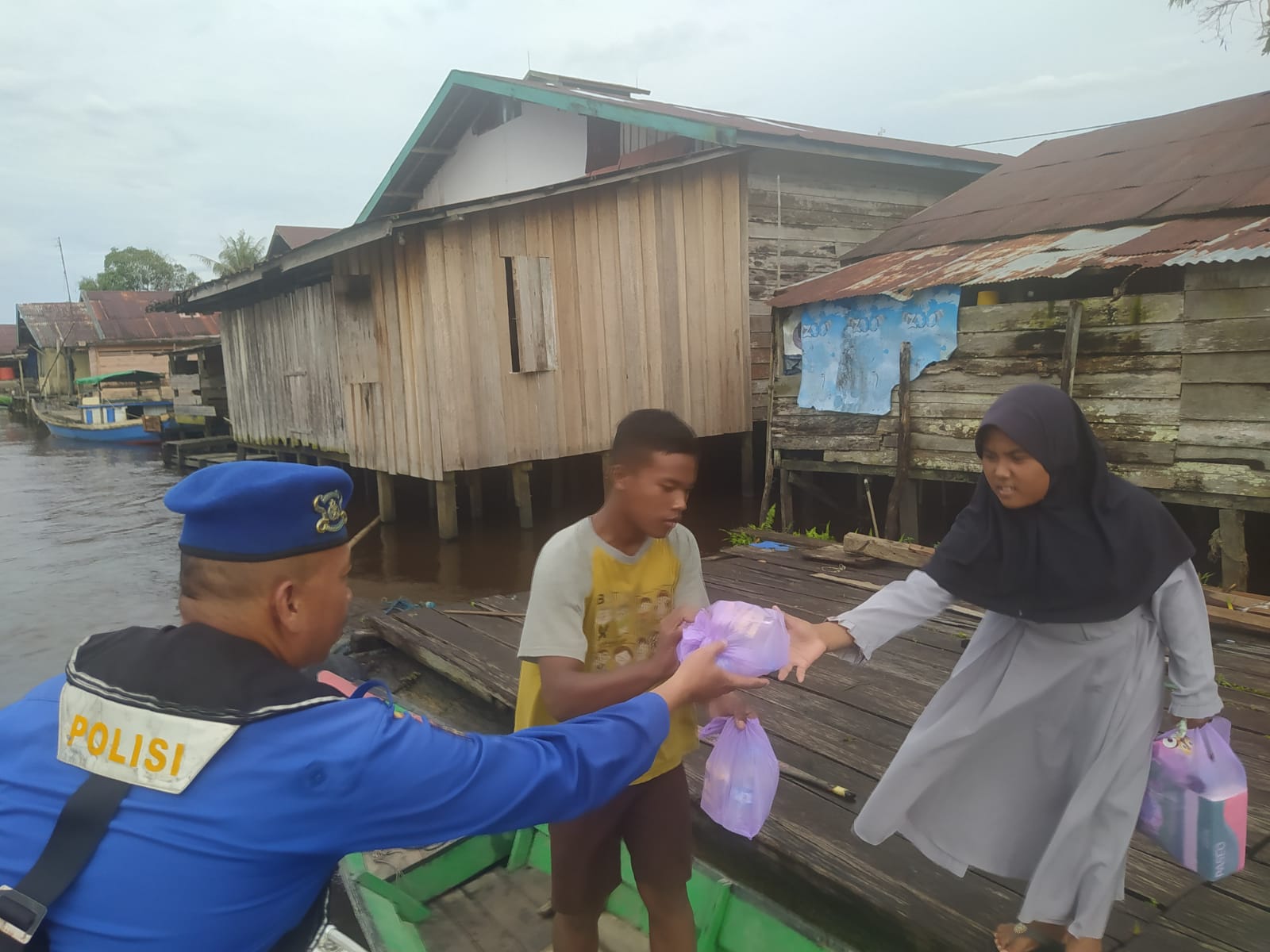 Rutin Pada Bulan Ramadhan, Ditpolairud Berbagi Takjil di Pesisir Das Arut