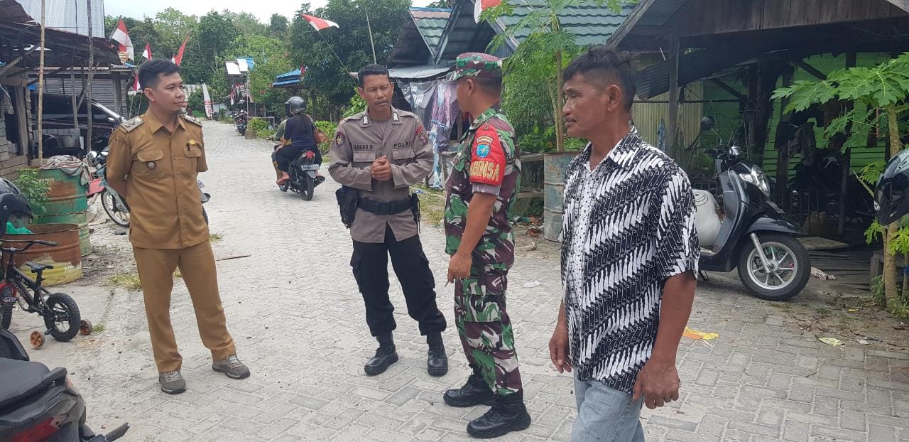 Personel Mako perwakilan Palangkaraya berikan Imbauan Bahaya Illegal Fishing Pada Warga Desa Tumbang Rungan 