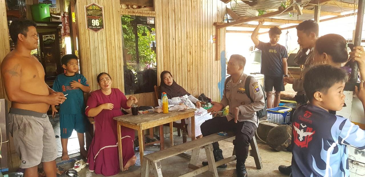 Personel Mako perwakilan Palangkaraya berikan Imbauan Bahaya Illegal Fishing Pada Warga Desa Tumbang Rungan 