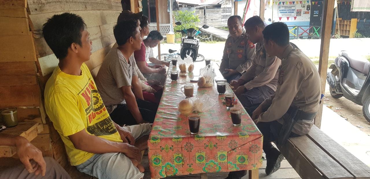 Personel Mako perwakilan Palangkaraya berikan Imbauan Bahaya Illegal Fishing Pada Warga Desa Tumbang Rungan 