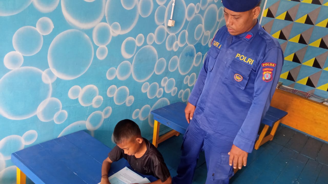 Pelayanan Ditpolairud Kepada Masyarakat Bantaran Sungai Mentaya Melalui Pondok Baca 