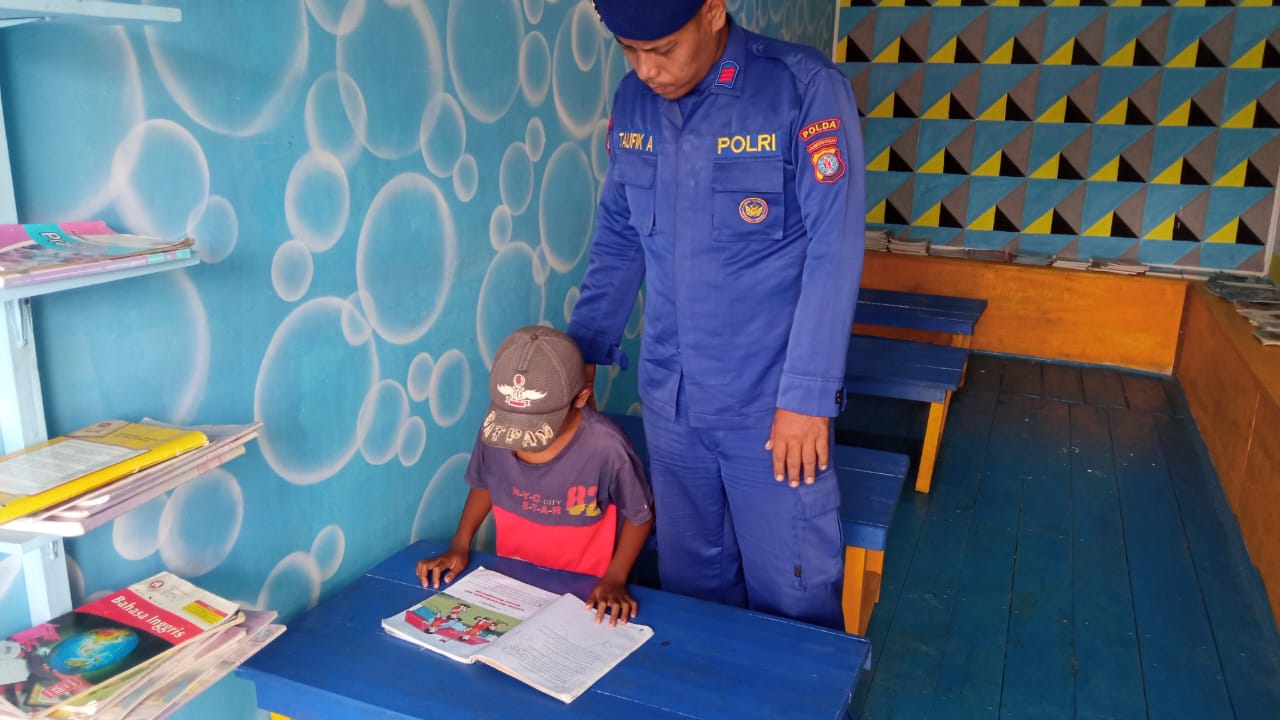 Pelayanan Ditpolairud Kepada Masyarakat Bantaran Sungai Mentaya Melalui Pondok Baca 