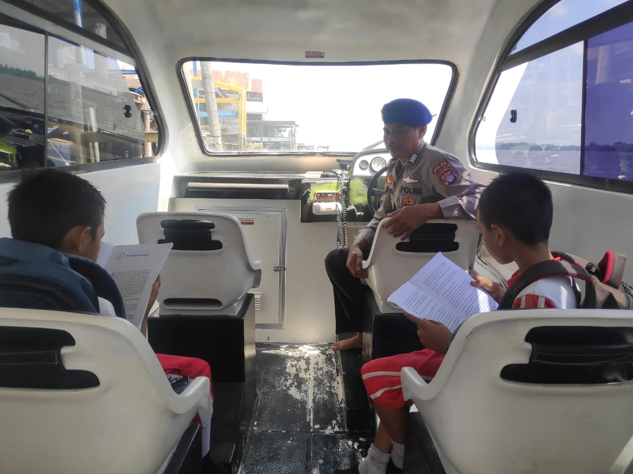 Kapal Polisi KP XVIII-1006 Ditpolairud Menjadi Tempat Belajar Dan Menimba Ilmu Anak-Anak Pesisir 