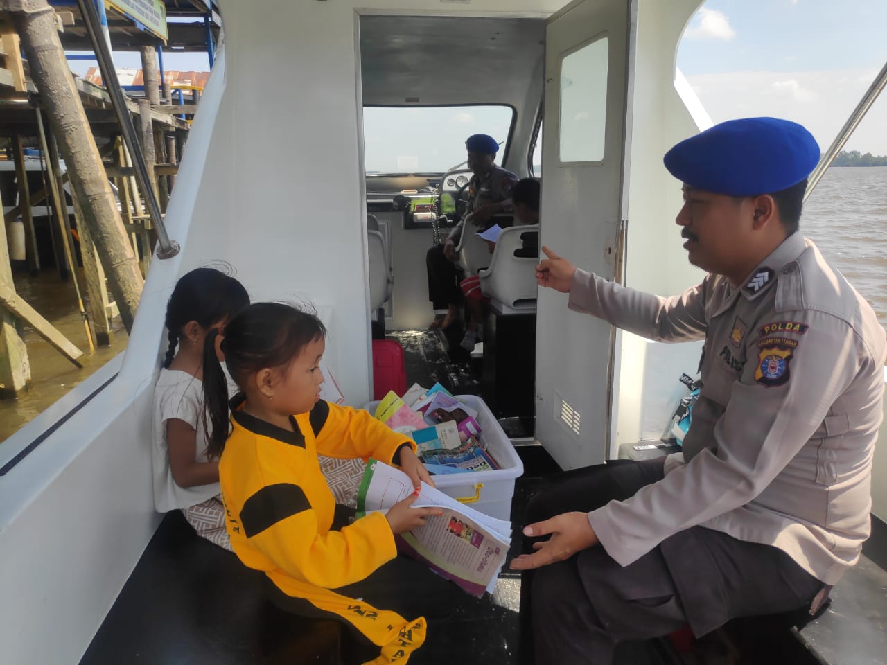 Kapal Polisi KP XVIII-1006 Ditpolairud Menjadi Tempat Belajar Dan Menimba Ilmu Anak-Anak Pesisir 