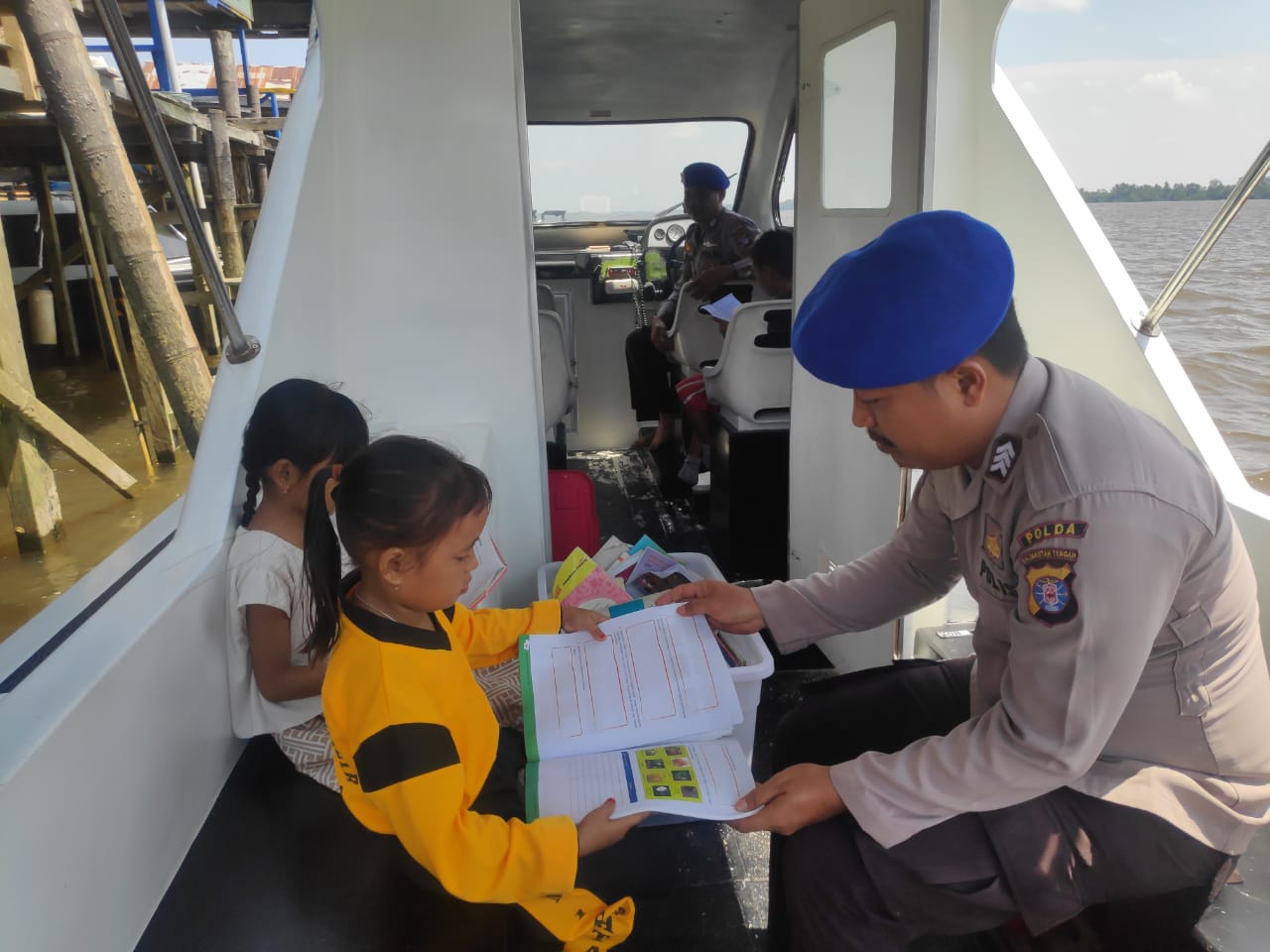 Kapal Polisi KP XVIII-1006 Ditpolairud Menjadi Tempat Belajar Dan Menimba Ilmu Anak-Anak Pesisir 
