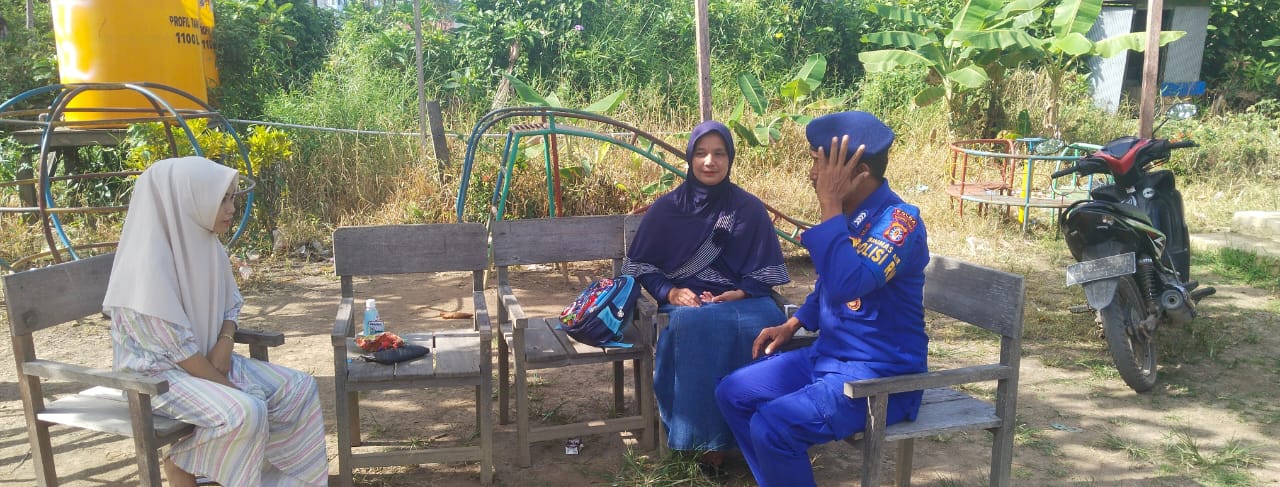 Sambangi Warga Pesisir, Polisi RW Ditpolairud Ajak Warga Desa Samuda Lakukan Hal Ini