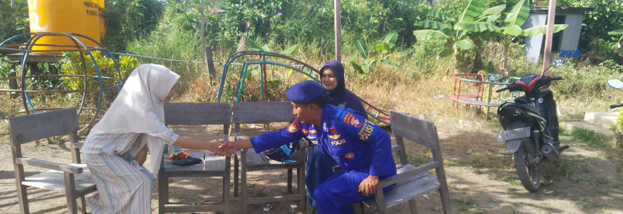 Sambangi Warga Pesisir, Polisi RW Ditpolairud Ajak Warga Desa Samuda Lakukan Hal Ini