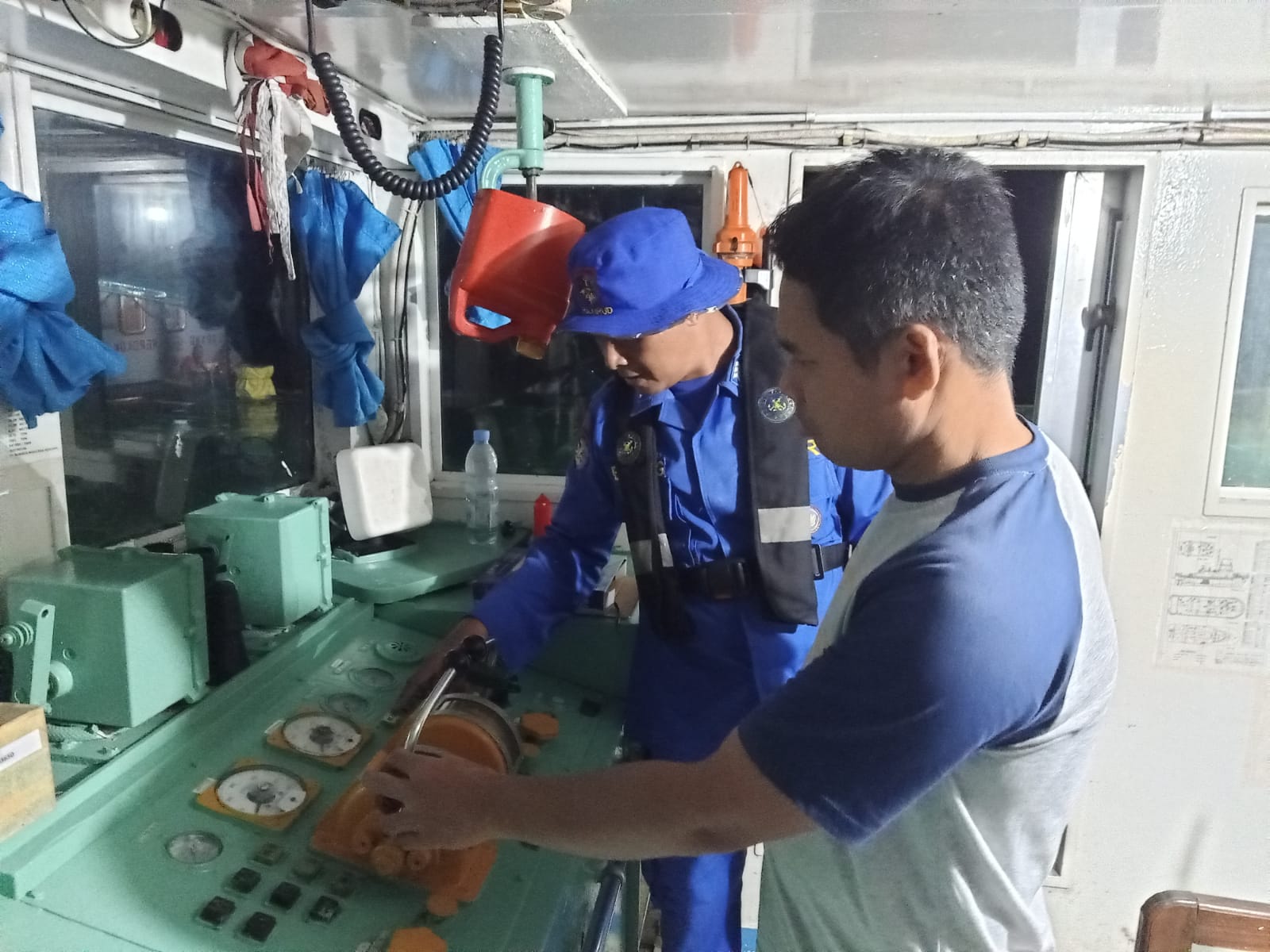 Personel Kapal Polisi XVIII - 2006 Ditpolairud Lakukan Penyuluhan Pada Kapal Sandar Di Das Mentaya