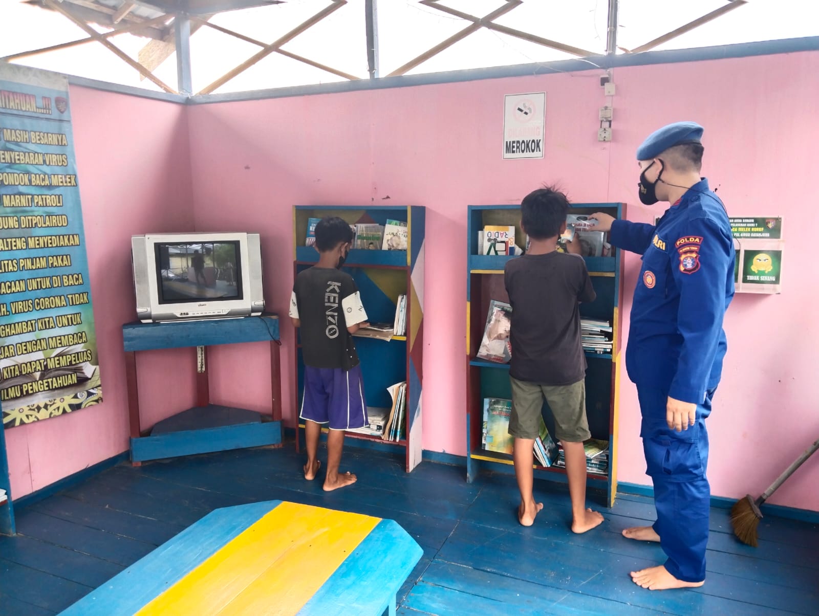 Kantor Polisi Di Desa Batanjung Jadi Tempat Favorit Para Pelajar Untuk Balajar.