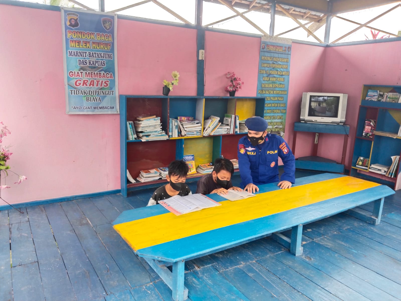 Kantor Polisi Di Desa Batanjung Jadi Tempat Favorit Para Pelajar Untuk Balajar.