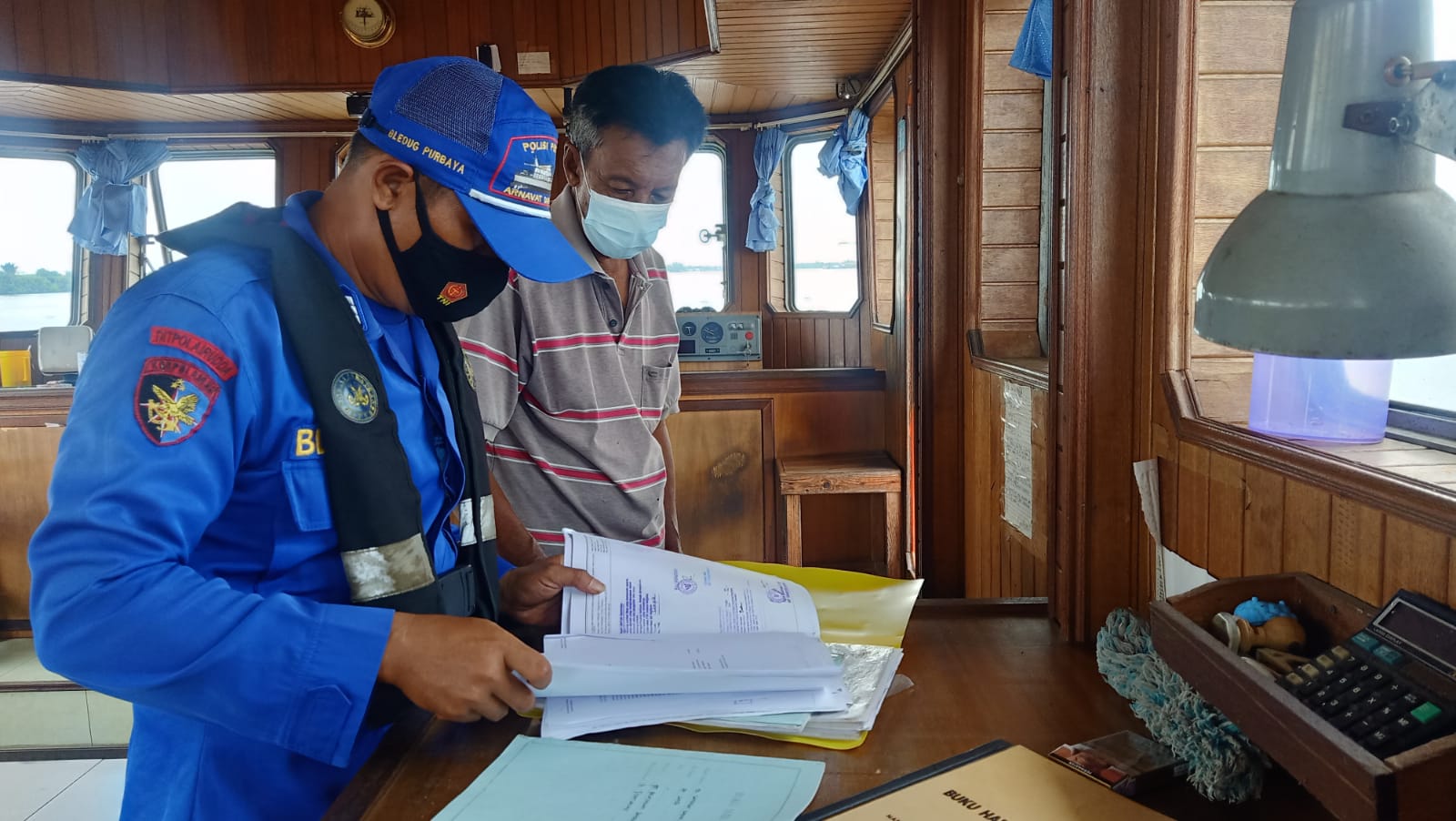 Antisipasi Pelanggaran, Kapal Patroli KP XVIII 2006 Ditpolairud Rutin Periksa Dokumen Kapal