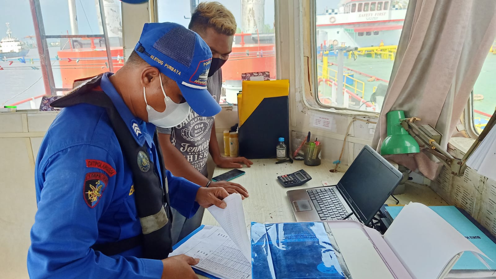 Antisipasi Pelanggaran, Kapal Patroli KP XVIII 2006 Ditpolairud Rutin Periksa Dokumen Kapal