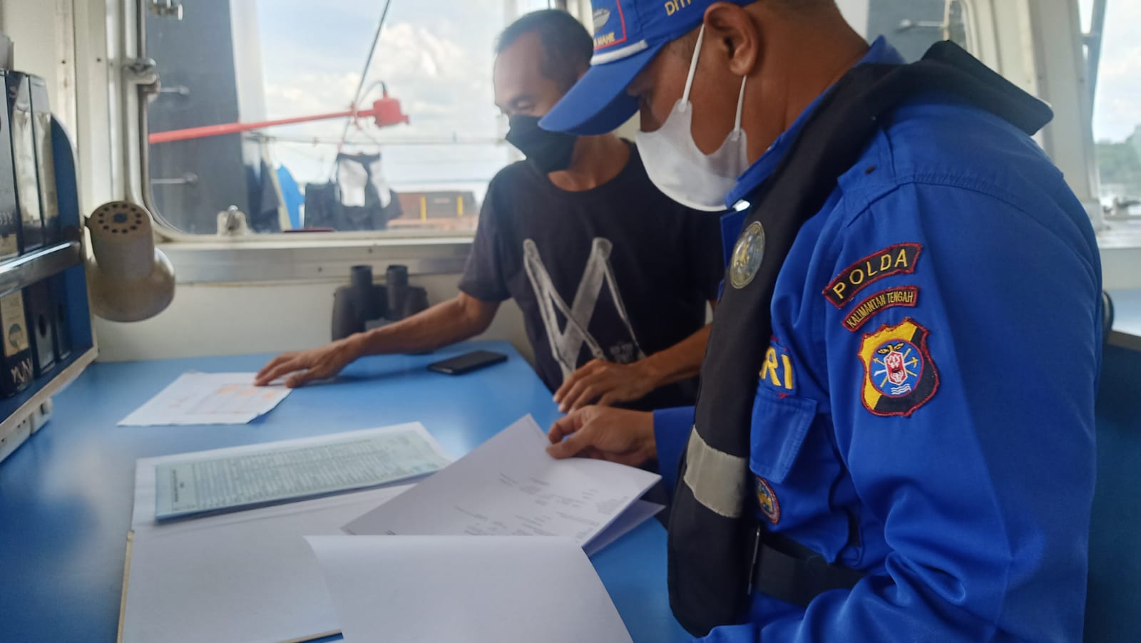 Antisipasi Pelanggaran, Kapal Patroli KP XVIII 2006 Ditpolairud Rutin Periksa Dokumen Kapal