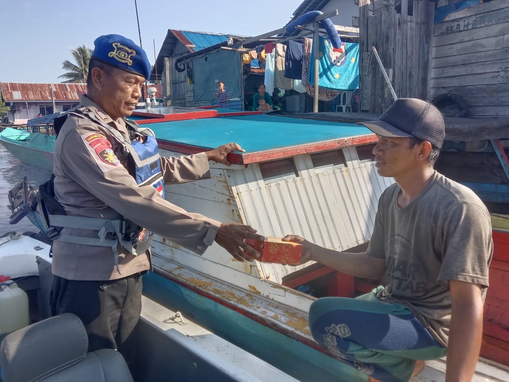 Peduli Sosial, Ditpolairud Bagi-Bagi Takjil di Bulan Penuh Berkah