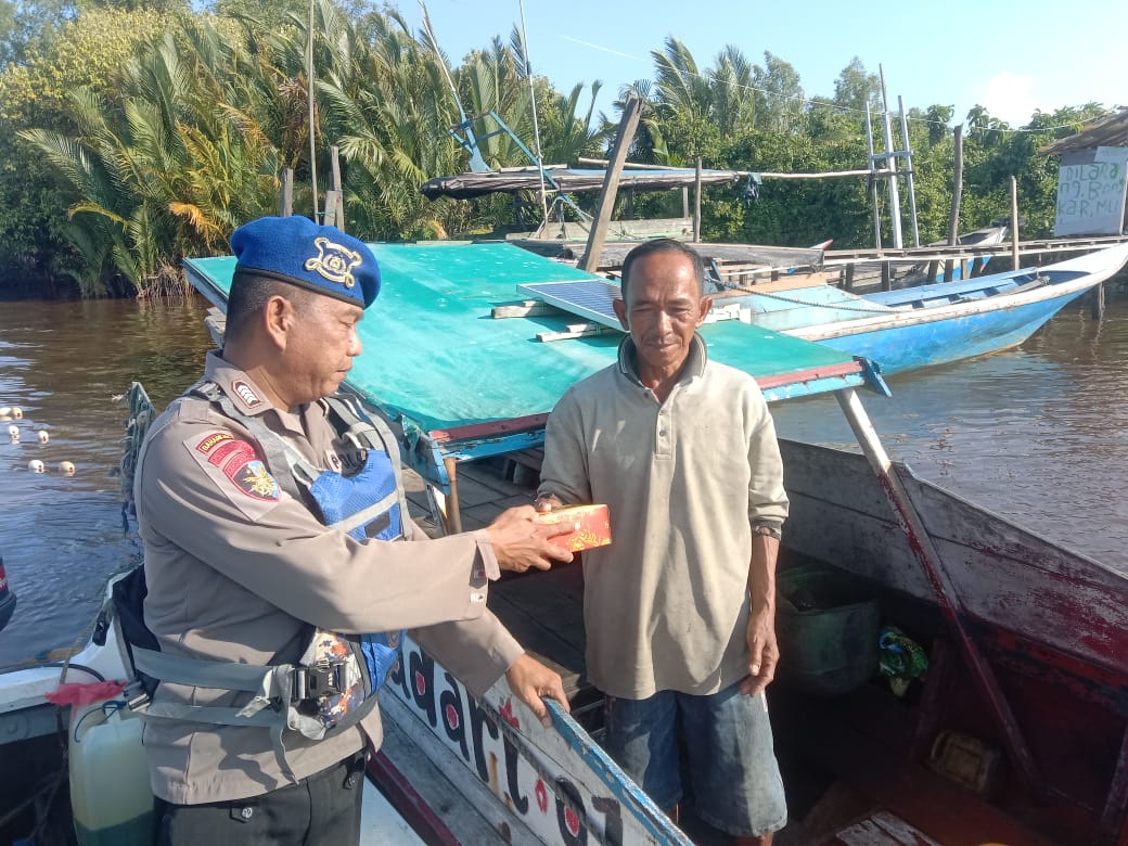 Peduli Sosial, Ditpolairud Bagi-Bagi Takjil di Bulan Penuh Berkah