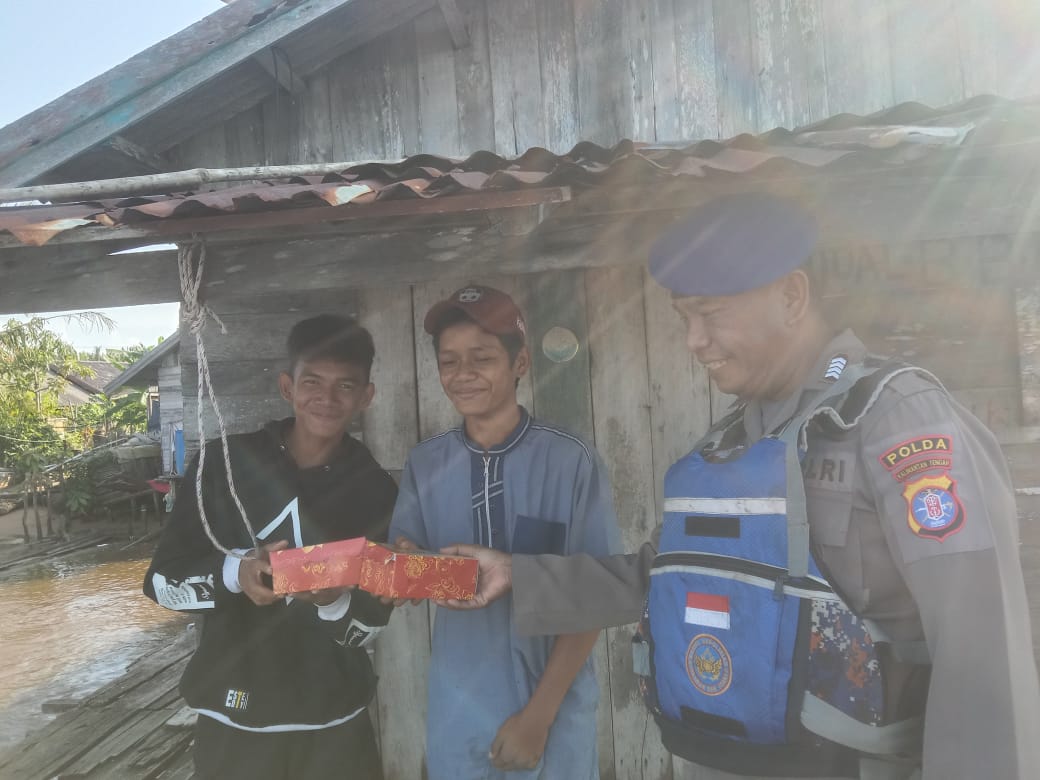 Peduli Sosial, Ditpolairud Bagi-Bagi Takjil di Bulan Penuh Berkah