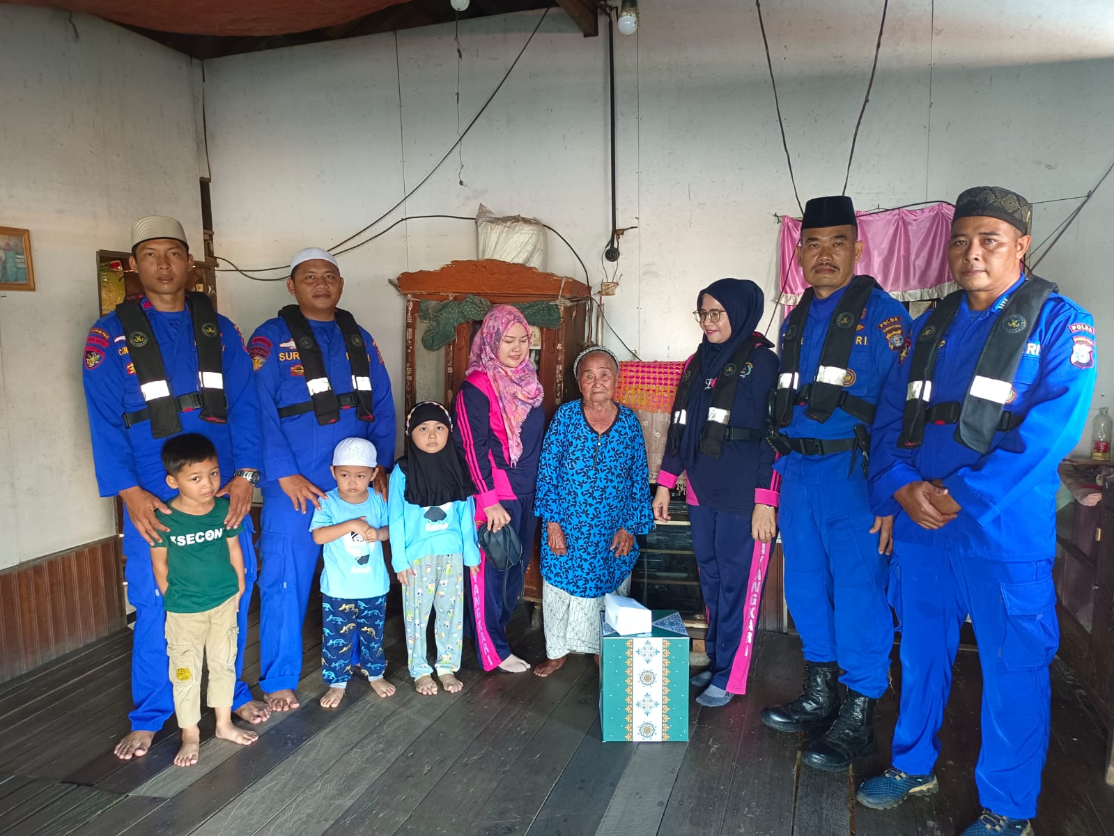 Ditpolairud Kunjungi Kaum Duwafa Dan Bagikan Takjil Kepada Masyarakat Pesisir