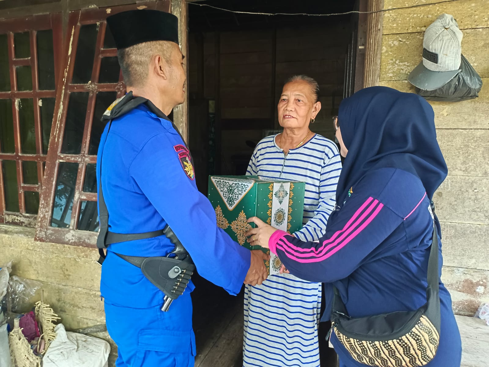 Ditpolairud Kunjungi Kaum Duwafa Dan Bagikan Takjil Kepada Masyarakat Pesisir