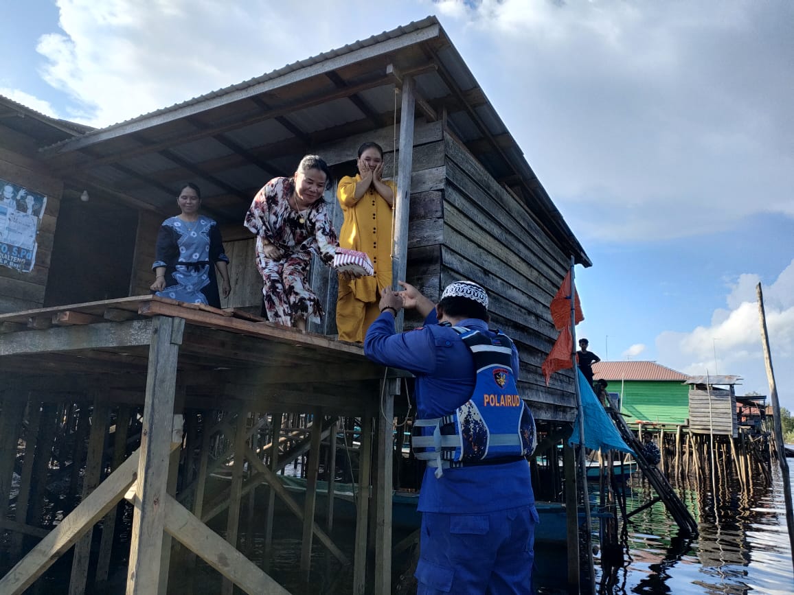 Semarak Ramadhan, Ditpolairud Polda Kalteng Berbagi Takjil di Desa Terpencil