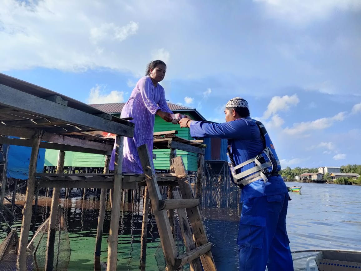 Semarak Ramadhan, Ditpolairud Polda Kalteng Berbagi Takjil di Desa Terpencil