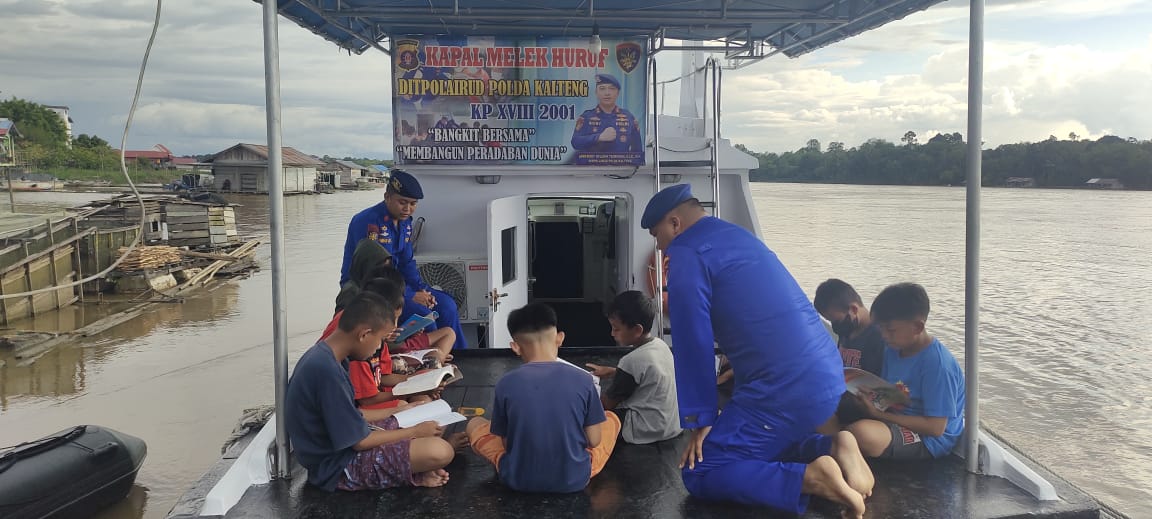 Turut Cerdaskan Anak Bangsa Di Daerah Pelosok, Perpustakaan Terapung Kapal Patroli KP XVIII 2001 Sediakan Sarana Belajar