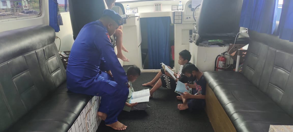 Turut Cerdaskan Anak Bangsa Di Daerah Pelosok, Perpustakaan Terapung Kapal Patroli KP XVIII 2001 Sediakan Sarana Belajar