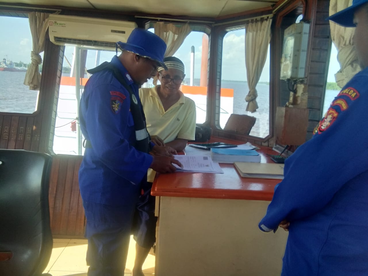 Lakukan Pemeriksaan SPB pada Kapal, KP XVIII - 2006 Ditpolairud Polda Kalteng Temukan Ini  