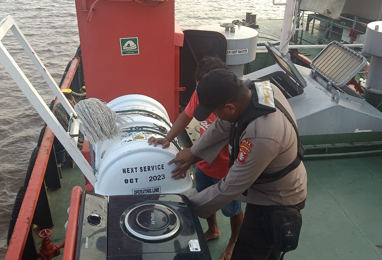 Lakukan Pemeriksaan SPB pada Kapal, KP XVIII - 2006 Ditpolairud Polda Kalteng Temukan Ini  