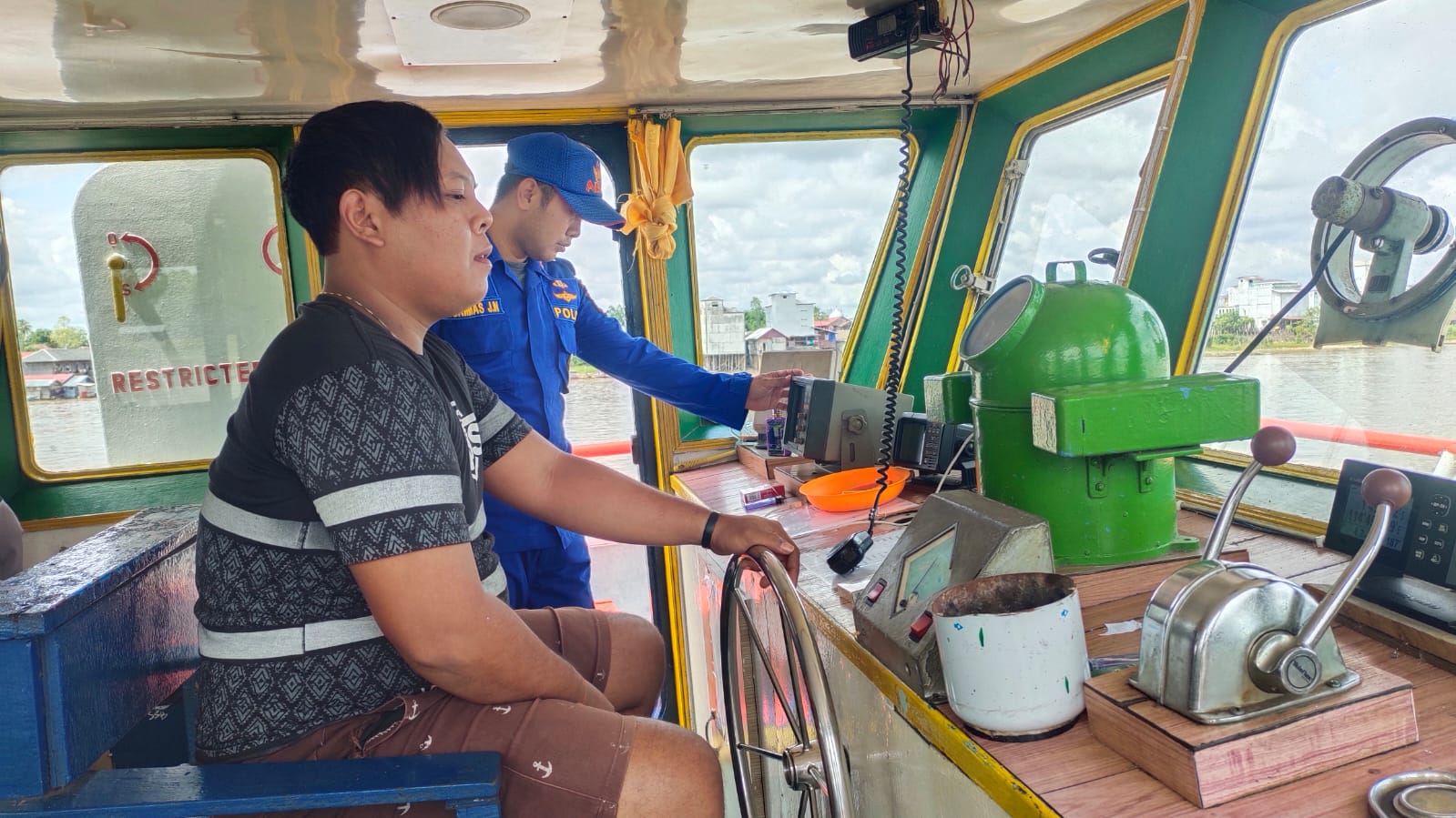 Pastikan Keselamatan Pelayaran Personel KP XVIII 2001 Ditpolairud  Periksa Kapal Yang Melintasi Sungai Barito 