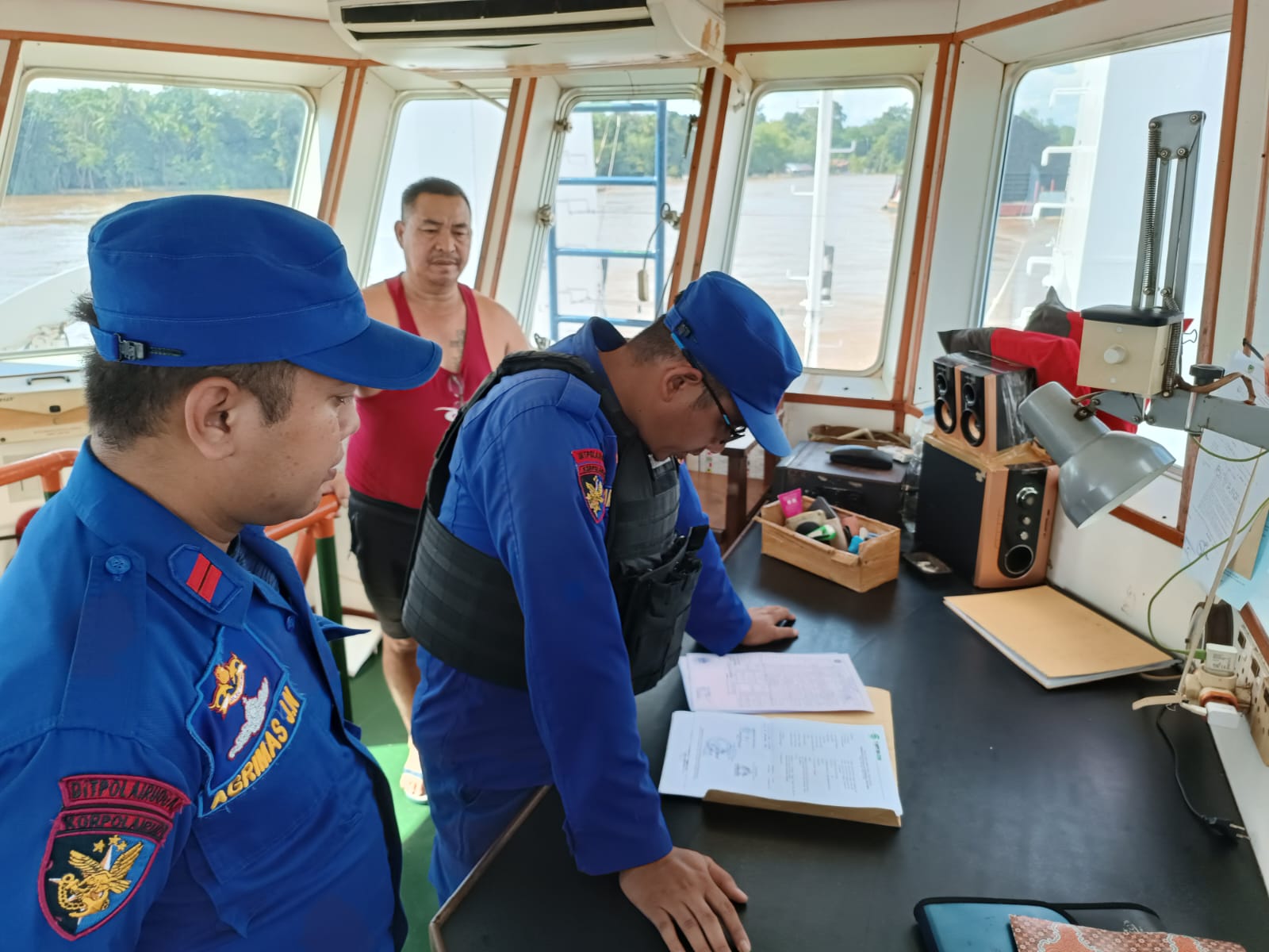 Pastikan Keselamatan Pelayaran Personel KP XVIII 2001 Ditpolairud  Periksa Kapal Yang Melintasi Sungai Barito 