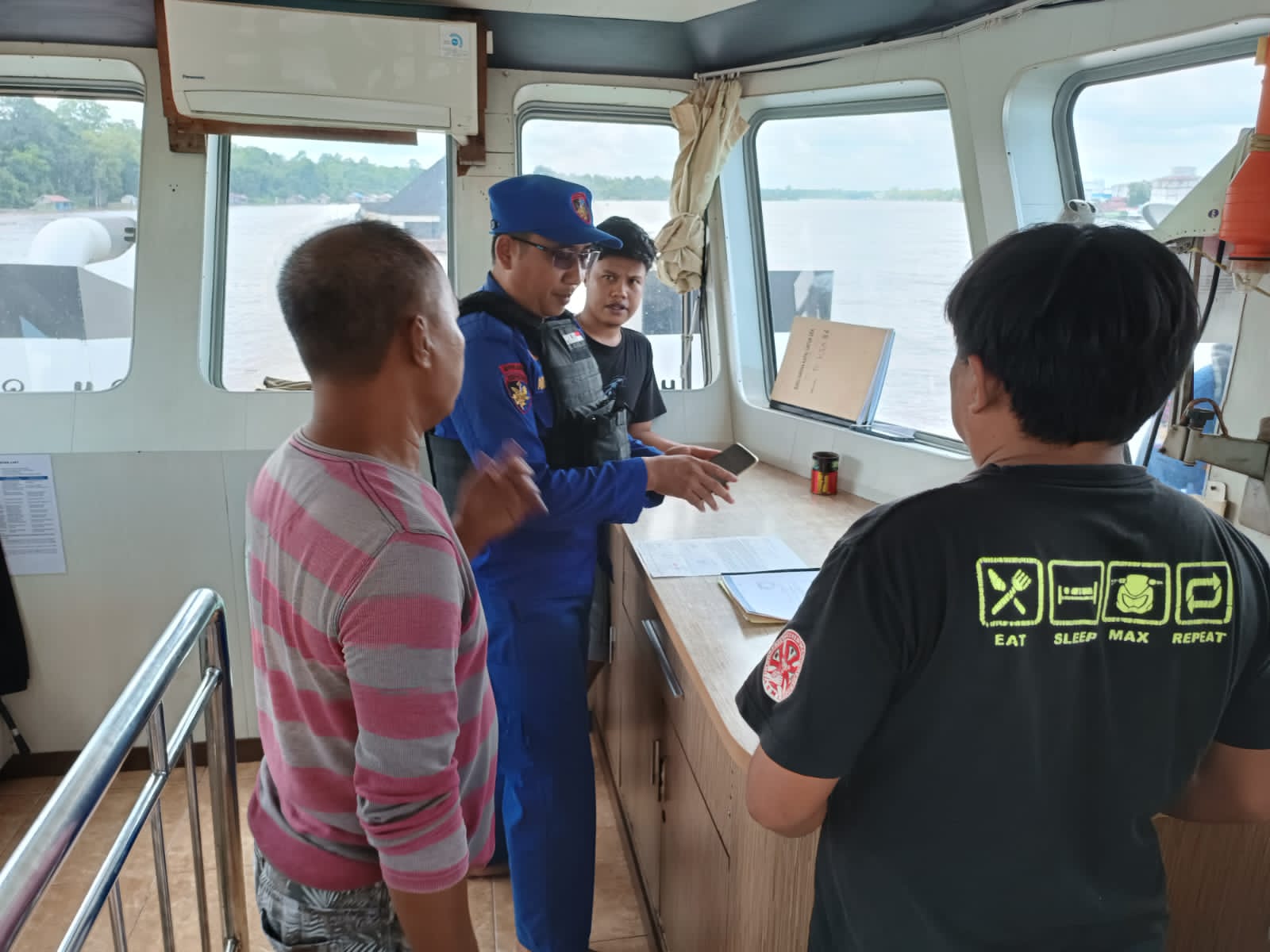 Pastikan Keselamatan Pelayaran Personel KP XVIII 2001 Ditpolairud  Periksa Kapal Yang Melintasi Sungai Barito 