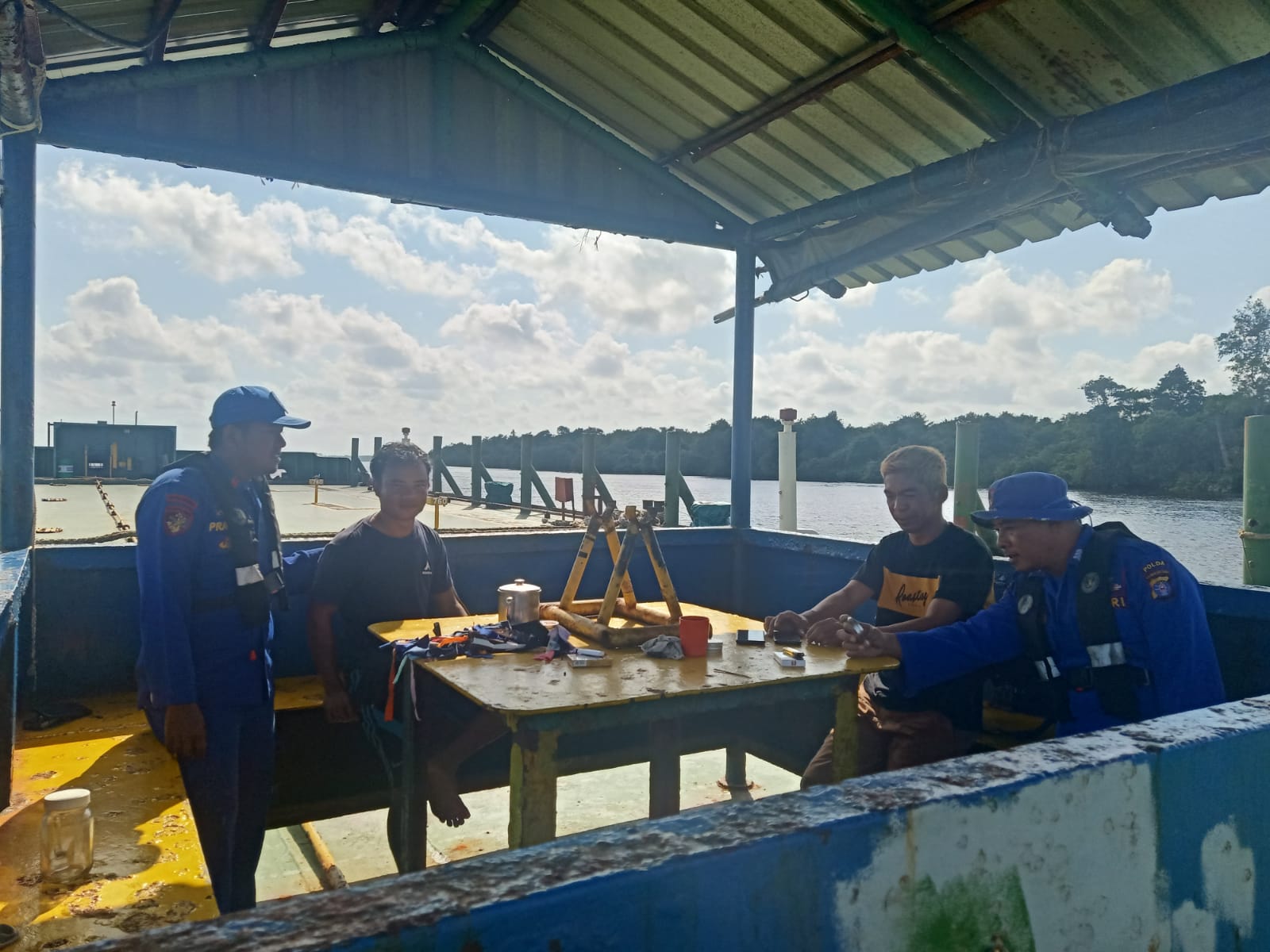 Personel KP XVIII - 2006 Ditpolairud Sosialisasikan Bahaya Narkoba Pada Kapal Sandar Di Das Mentaya