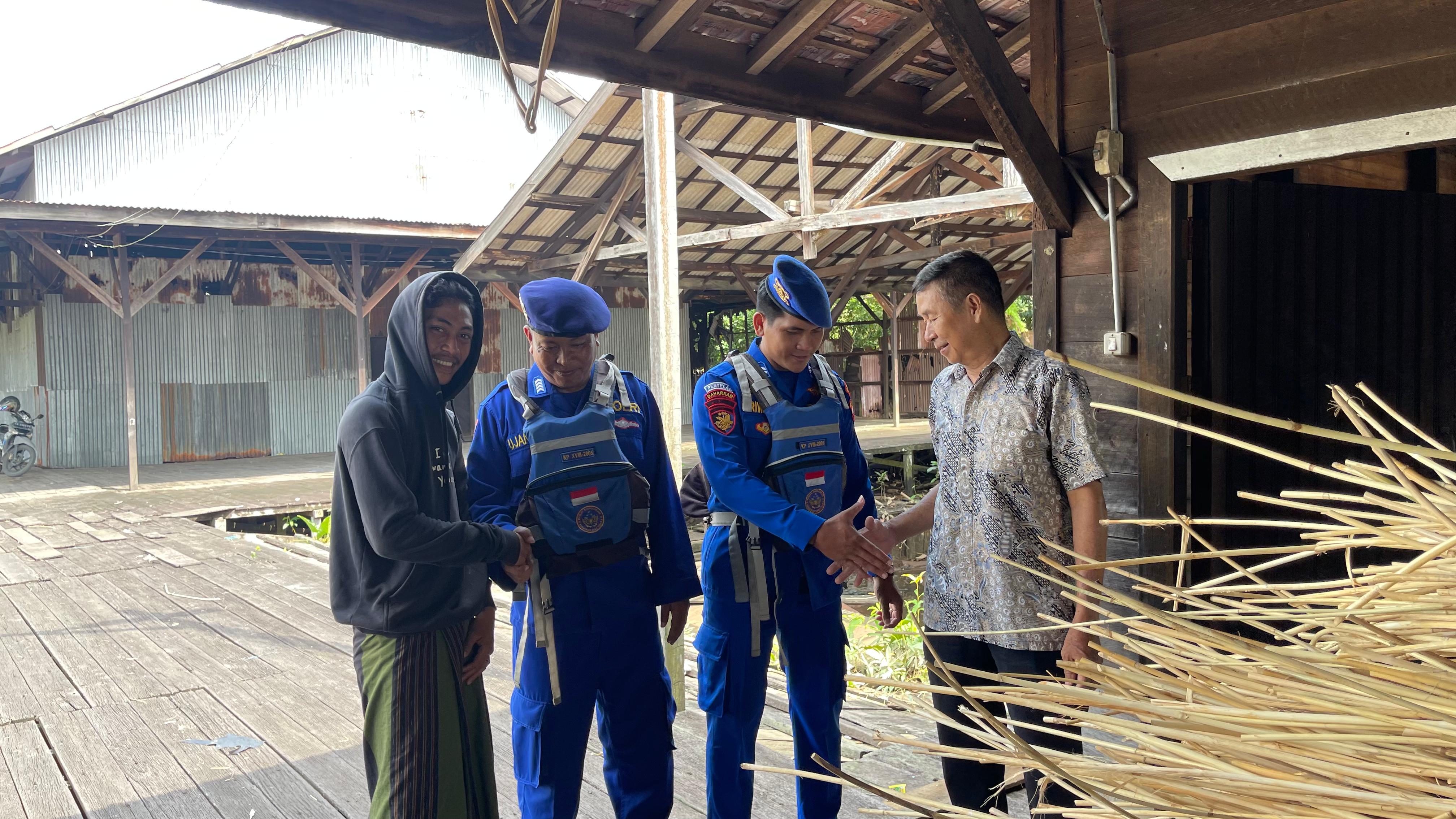 Kunjungi Warga Pengepul Rotan Di Bantaran Das Mentaya, Personel Ditpolairud Sampaikan Hal Ini