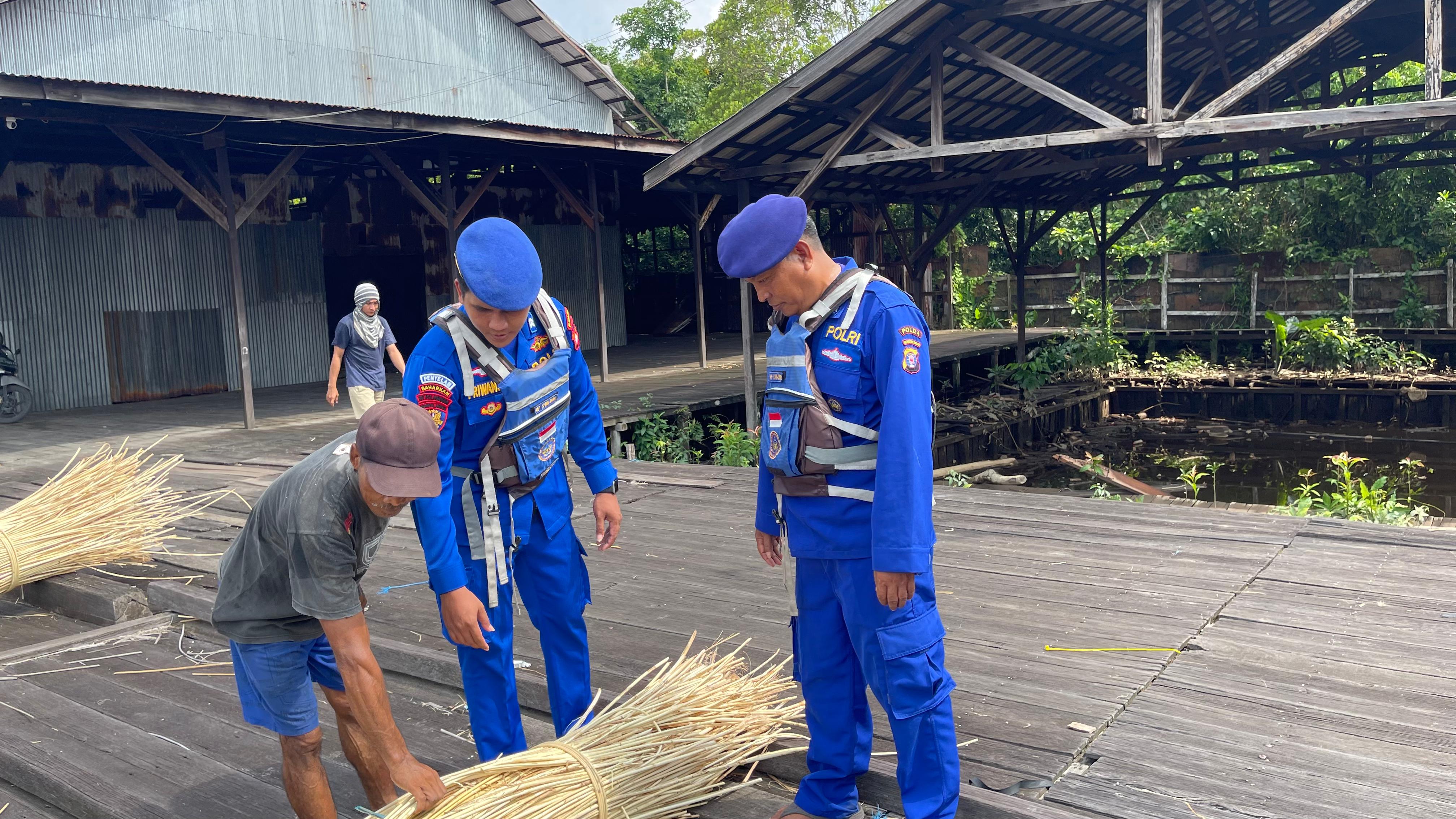 Kunjungi Warga Pengepul Rotan Di Bantaran Das Mentaya, Personel Ditpolairud Sampaikan Hal Ini