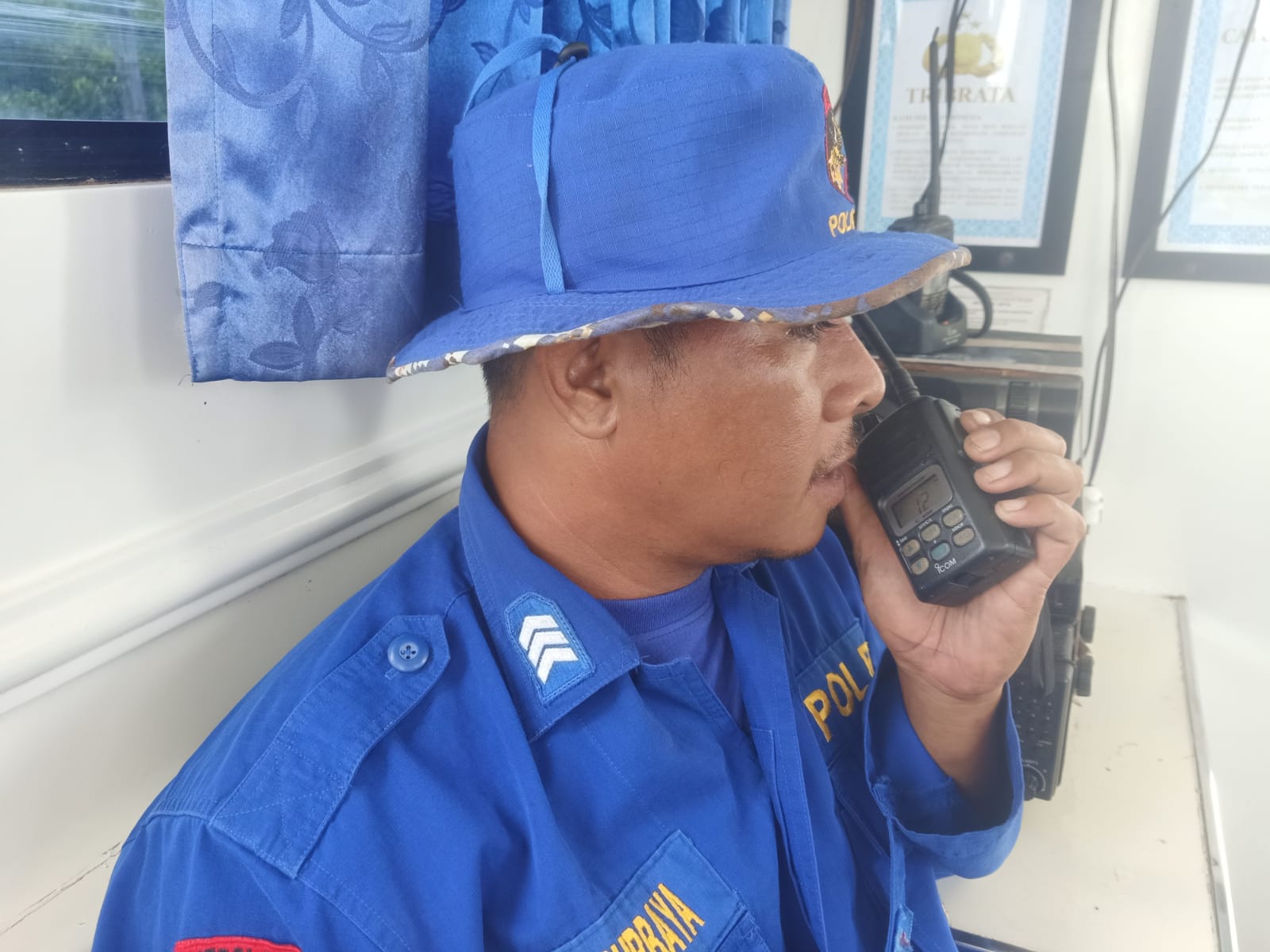Personel KP XVIII-2006 Ditpolairud, Berikan Imbauan Keselamatan Lewat Radio VHF Channel 16