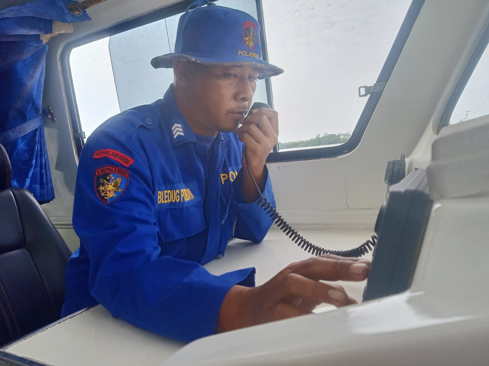 Personel KP XVIII-2006 Ditpolairud, Berikan Imbauan Keselamatan Lewat Radio VHF Channel 16