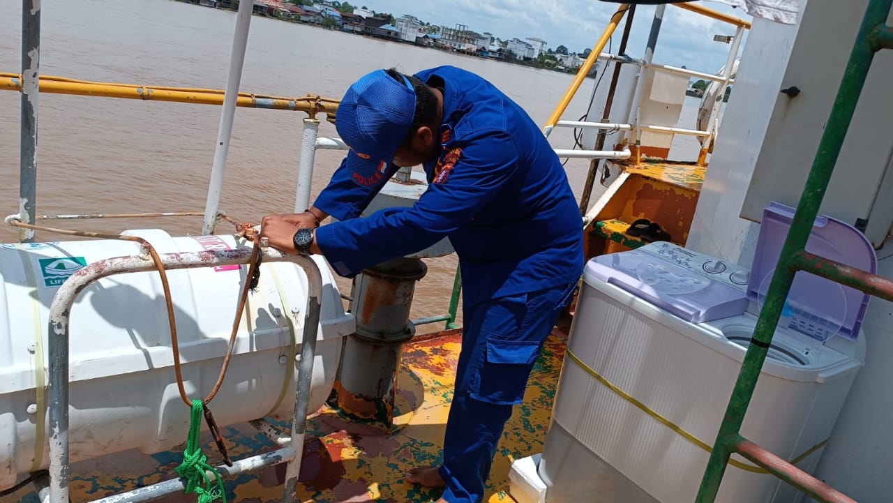 Cegah Terjadi Tindak Pidana Di Perairan Barito, Kapal Polisi KP XVIII 2001 Ditpolairud Masifkan Kegiatan Patroli