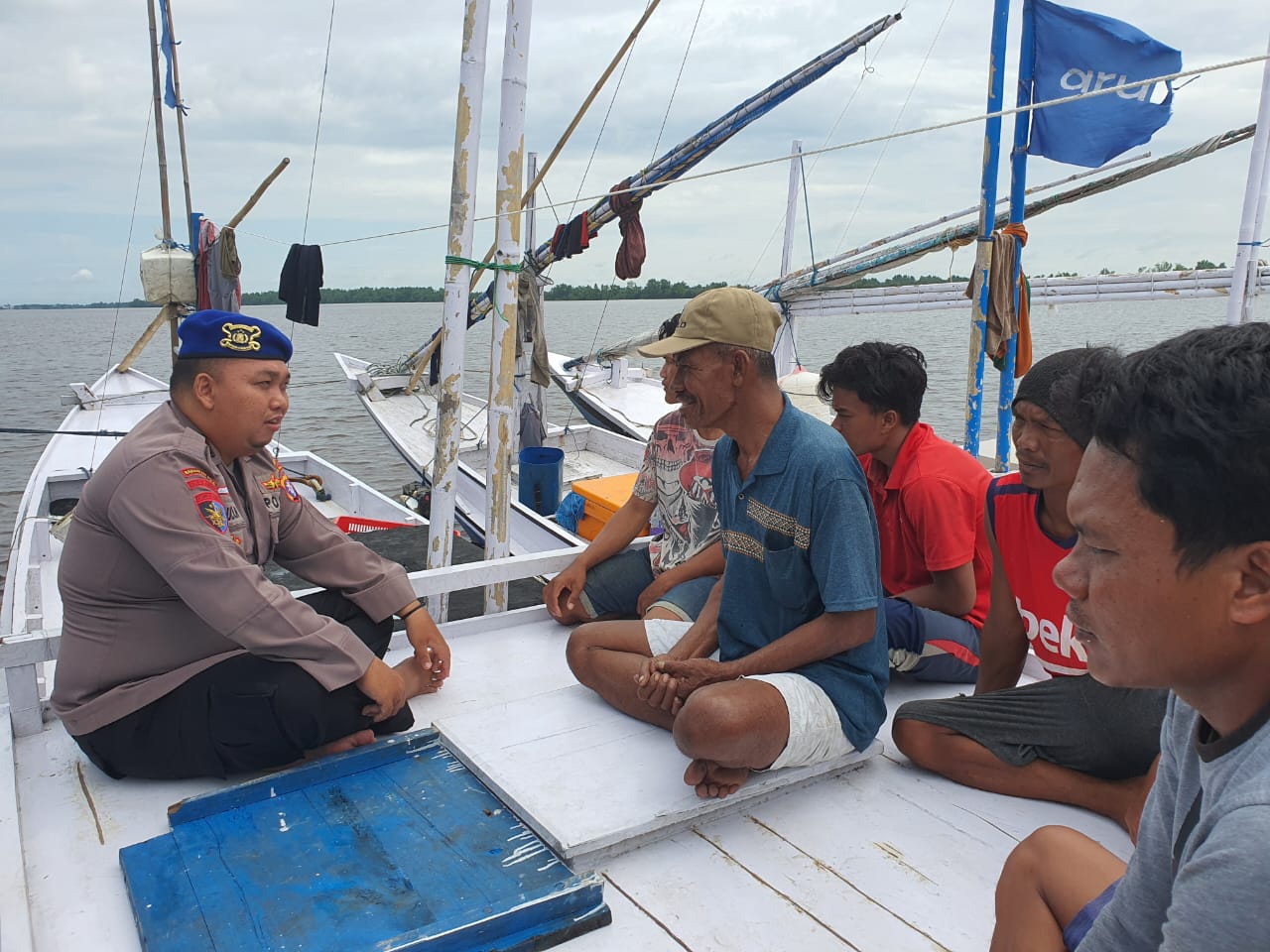 Sambangi Nelayan, Personel Ditpolairud Sampaikan Pesan Ini