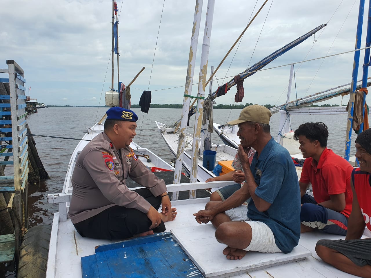 Sambangi Nelayan, Personel Ditpolairud Sampaikan Pesan Ini