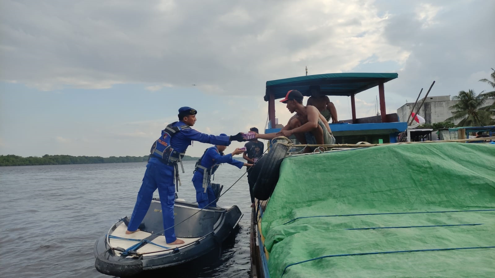 Semarak Ramadhan, KP XVIII-2004 Bagikan Takjil Gratis Di Das Kumai