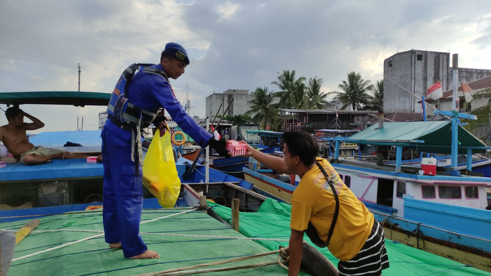 Semarak Ramadhan, KP XVIII-2004 Bagikan Takjil Gratis Di Das Kumai