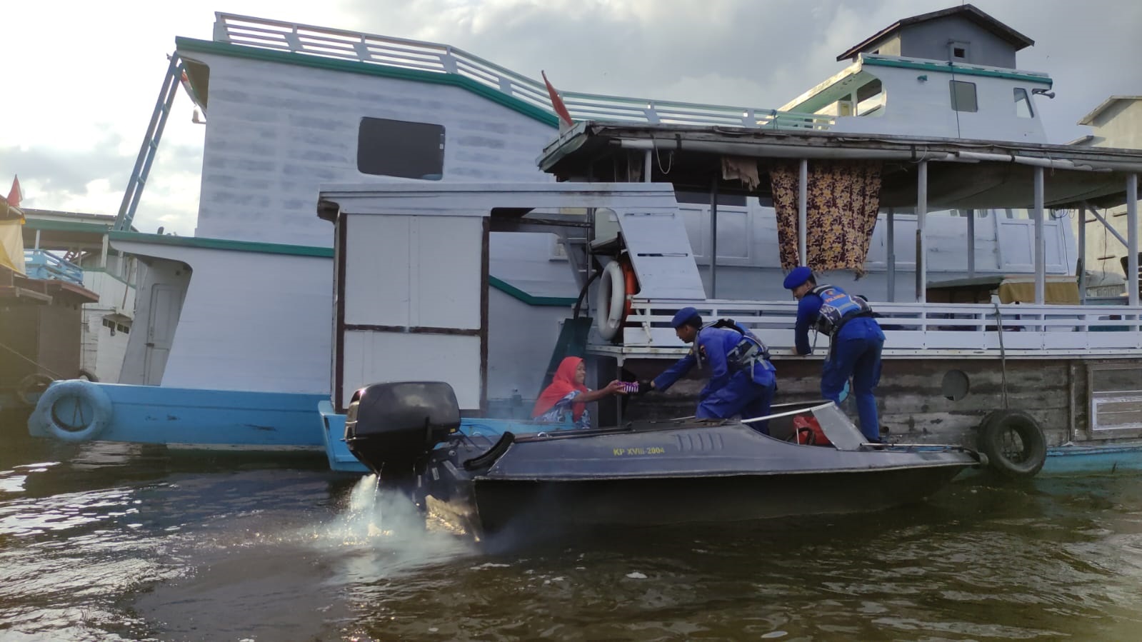Semarak Ramadhan, KP XVIII-2004 Bagikan Takjil Gratis Di Das Kumai