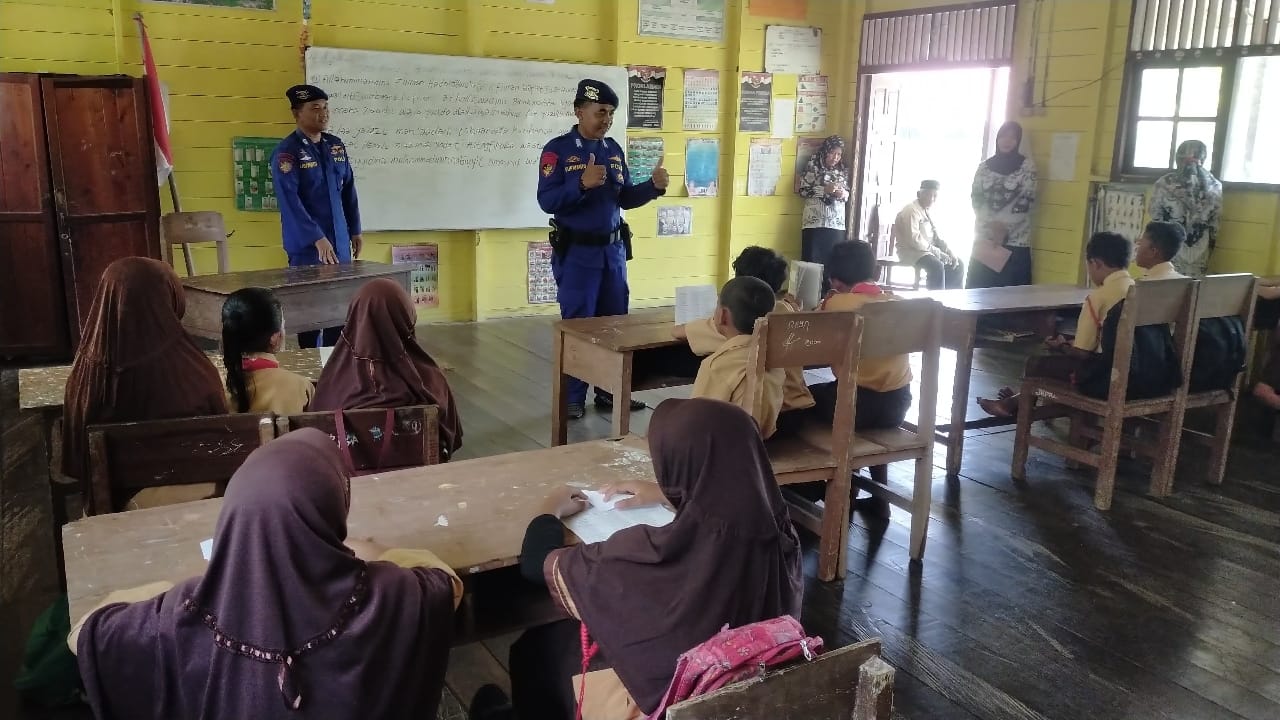 Polairud Masuk Sekolah, Edukasi Anak SD Tentang Keselamatan Berlayar