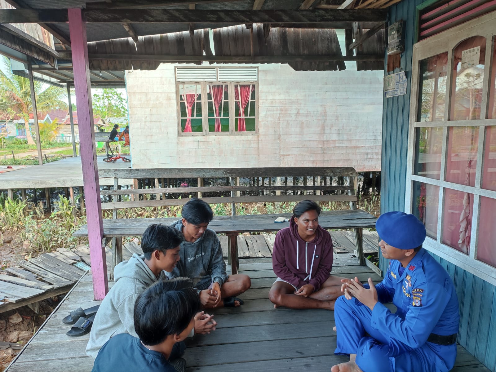 Personel Ditpolairud, Ajak Pemuda Desa Pesisir Pegatan Hilir Ikut Berperan Aktif Jaga Kamtibmas