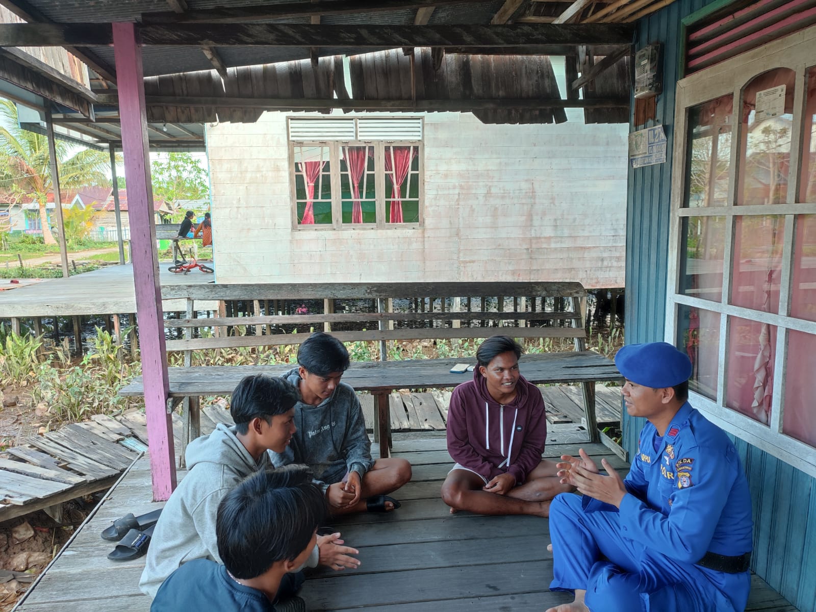 Personel Ditpolairud, Ajak Pemuda Desa Pesisir Pegatan Hilir Ikut Berperan Aktif Jaga Kamtibmas